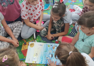 Dzieci oglądają lapbook Kalinki poświęcony Morzu Czarnemu.