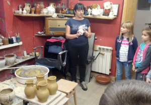 Żona pana garncarza opowiada nam, jak powstają naczynia z gliny.