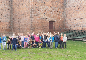 Grupowe zdjęcie na dziedzińcu łęczyckiego zamku.
