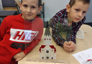Marcel i Eryk prezentują swoją architekturę.