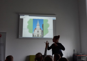 Podczas prelekcji o architekturze kościołów.