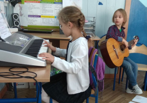  Marysia i Mikołaj grają , my śpiewamy kolędy.