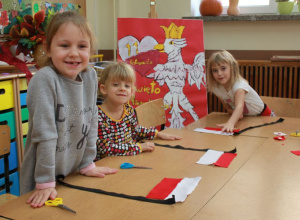 Przygotowujemy się do Święta Niepodległoąści Polski.