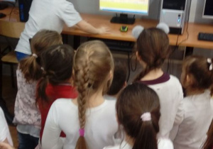 Dawid rozwiązuje zadania z quizu o wyścigach konnych