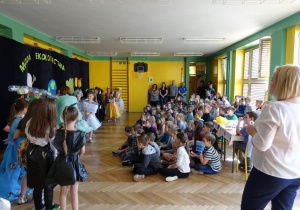 Skupiona publiczność podczas wypowiedzi dzieci