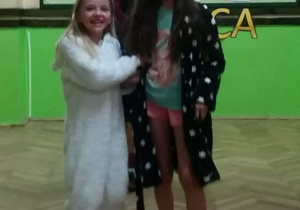 Zuzia i Tosia podczas pokazu mody piżamowej