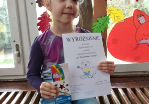 Kalinka Koprowicz otrzymała dyplom i nagrodę za udział w konkursie