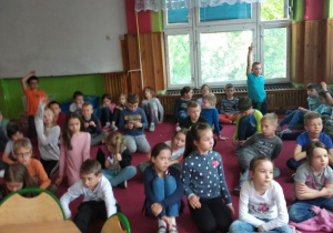 Dzieci słuchają informacji o zawodzie sędziego
