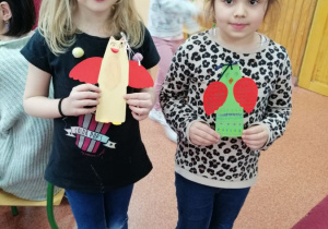 Oliwia i Hania ze swoimi zakładkami do książek