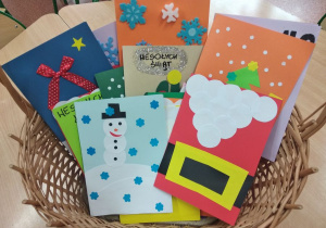 Kartki świąteczne dla wszystkich pracowników szkoły wykonane przez Samorząd Szkolny i uczniów świetlicy