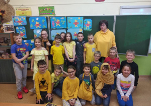W klasie IIIA wszystkie dzieci miały żółty element ubioru.