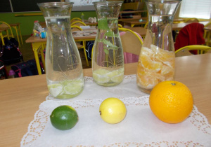 Woda limonkowa, cytrynowa z miętą i pomarańczowa.