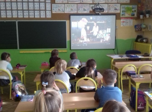 Oglądamy film i rozwiązujemy karty pracy