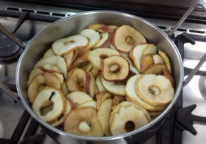 Gotujemy w szkolnej kuchni kompot z suszonych owoców i dodajemy aromatyczne przyprawy.