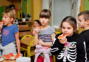 Kanapka z pomidorem i oliwą jest wyjątkowo smaczna i zdrowa.