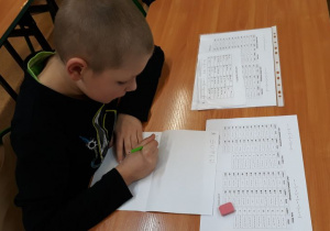 Artur uczy się alfabetu Morse'a.