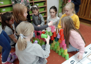 Dziewczynki budują fortecę.