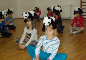 Każdy ćwiczy wytrwale z misiem pandą.