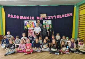 Pamiątkowe zdjęcie z artystami z klasy 3c.