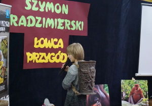 Szymon prezentuje pamiątkę.