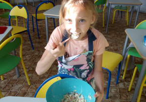 Michalinka próbuje sałatki