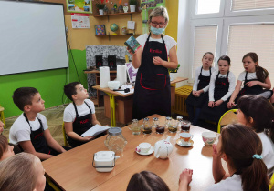 Pani Emilia opowiada nam o herbacie.