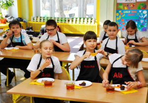 Muffinki i herbatka z dodatkiem owoców są bardzo smaczne. Polecamy!.