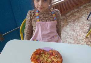 Karolinka ze swoją pizzą.