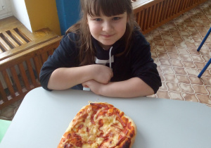 Ola i jej pizza.