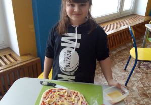 Ola i jej pizza.