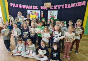 Pamiątkowe zdjęcie z pasowania 1a.