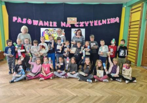 Pamiątkowe zdjęcie z pasowania 1b.