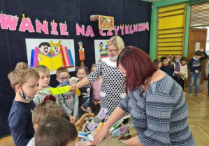 Pasowanie na czytelnika uczniów klasy 1b.