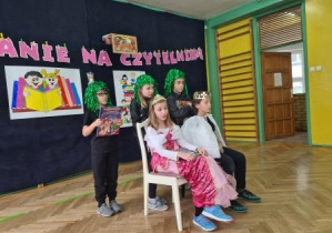 Przedstawienie dla pierwszaków "Mole książkowe".