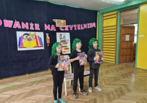 Przedstawienie trwa.