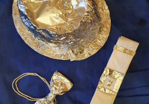 Dodatki- folia aluminiowa, papier toaletowy.