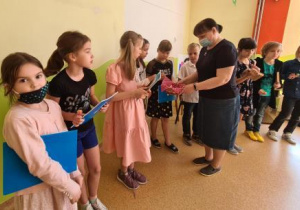 Rozdanie nagród książkowych uczestnikom konkursu.