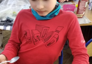 Jasiek kosztuje swoje kulinarne dzieło