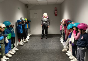 Uważnie słuchamy tego, co mówi pani trener.