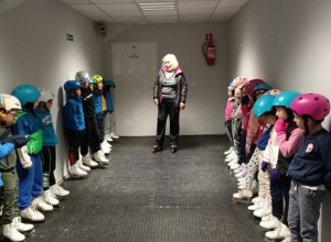 Pierwszy trening na lodowisku uczniów z klasy 1b