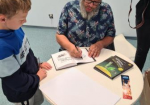 Paweł Wakuła umieszcza autografy z rysunkami.