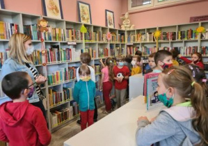 Poznawanie w bibliotece księgozbioru dla dzieci.