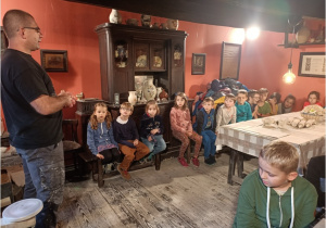 Jesteśmy w izbie garncarskiej w Bolimowie.