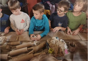 Samodzielnie lepimy z gliny różne przedmioty.