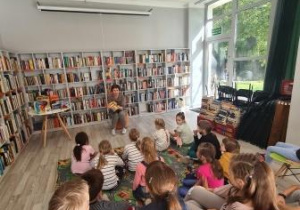 Dzieci słuchają Pani bibliotekarki.