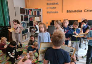 Oglądamy nietypowe książeczki.