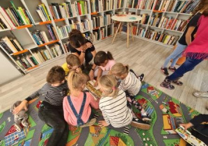 Oglądanie książeczek z panią Violą.