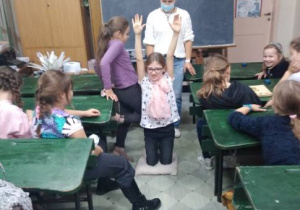 Dzieci musiały klęczeć na grochu.