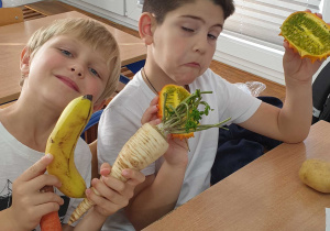 Marchewka, pietruszka i banan, ale jak nazywa się ten egzotyczny owoc?