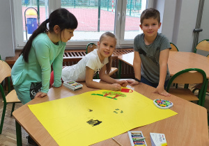 Dorotka, Marysia i Leon podczas tworzenia plakatu.